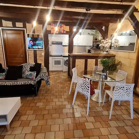 Holiday home Maison Historique Plumereau: Spacious Center Haven